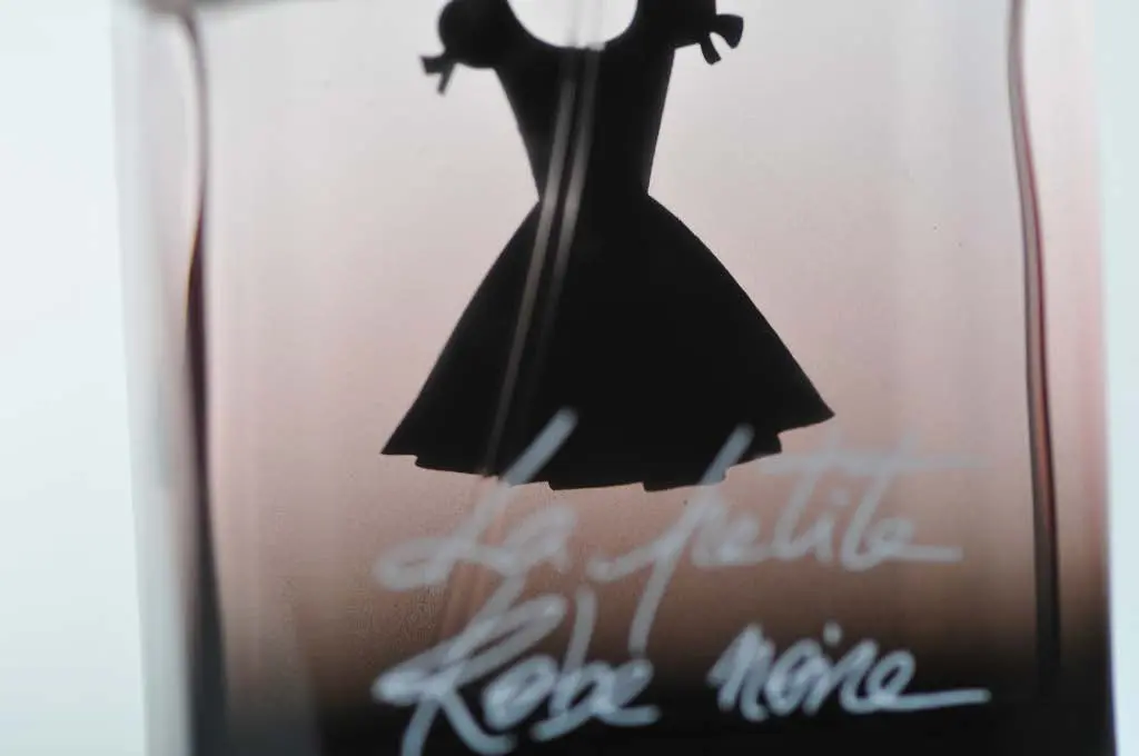 Illustration de notre publication "Anatomie d’un packaging : « La Petite Robe Noire » de Guerlain"