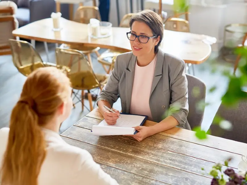 Guide d’entretien : exemples, méthode, conseils pour le préparer