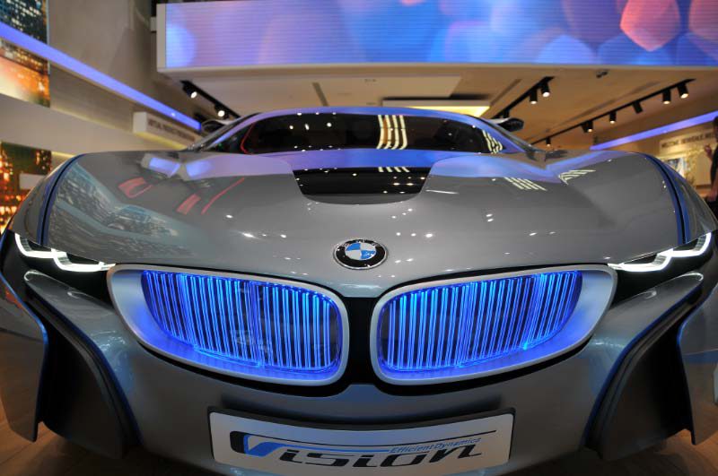 Illustration of our post "Augmented Reality used at BMW flagship store. Guess for what …"