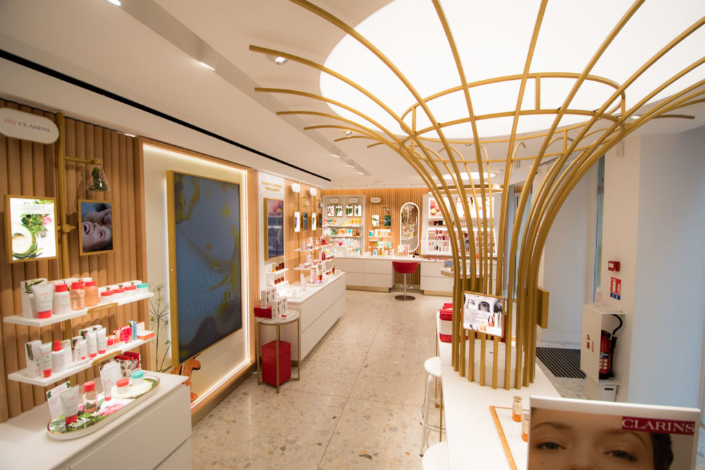 Illustrazione del nostro articolo "Nuova boutique Clarins: 100% phygital e 200% eco-design"