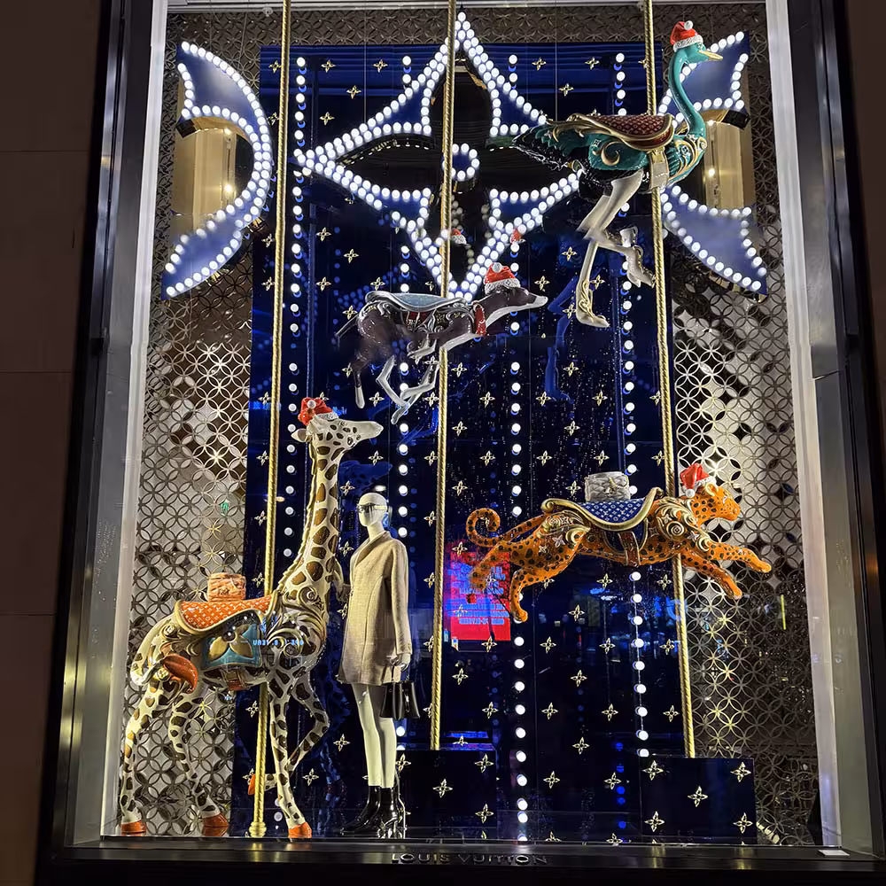 Louis Vuitton Shop windows, an essential element of retail marketing