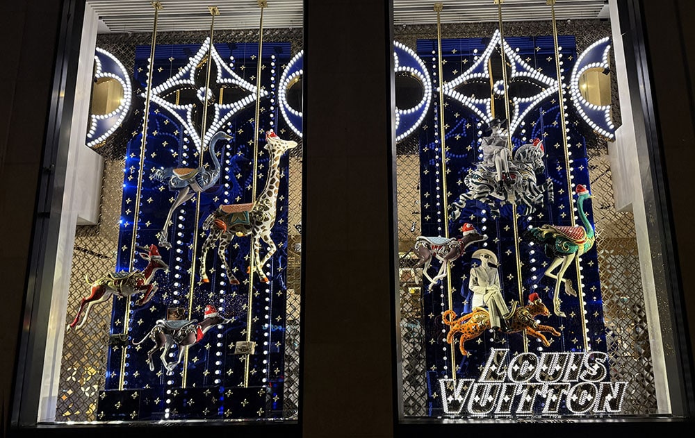 Illustration of our post "Louis Vuitton: Christmas windows with a carousel theme"